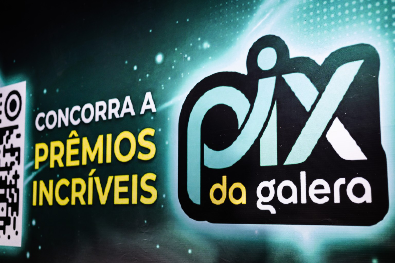 Detalhe do painel da marca com QR code e chamada “Concorra a prêmios incríveis”.