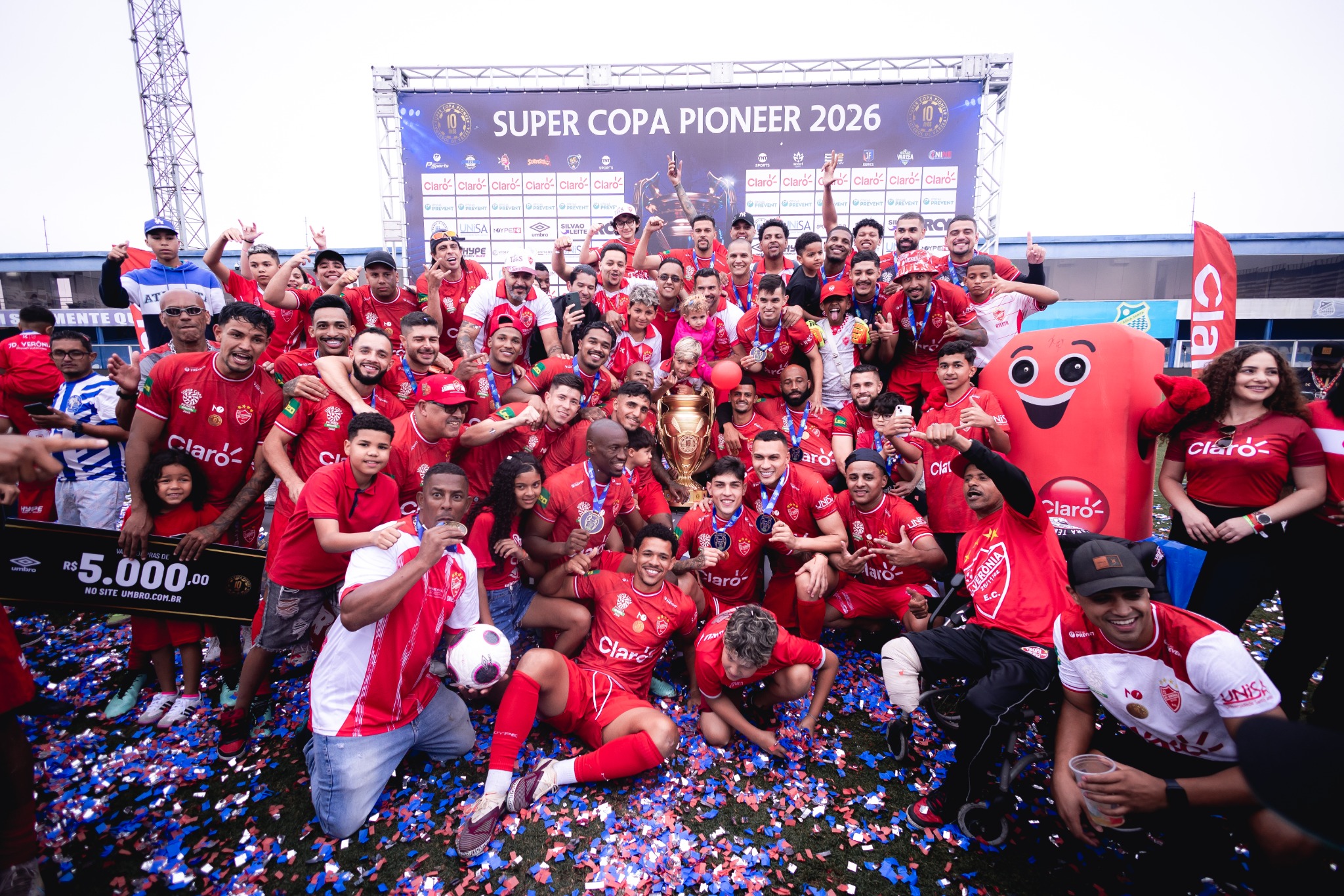 Jogadores e torcida reunidos em celebração após a final da Super Copa Pioneer 2026