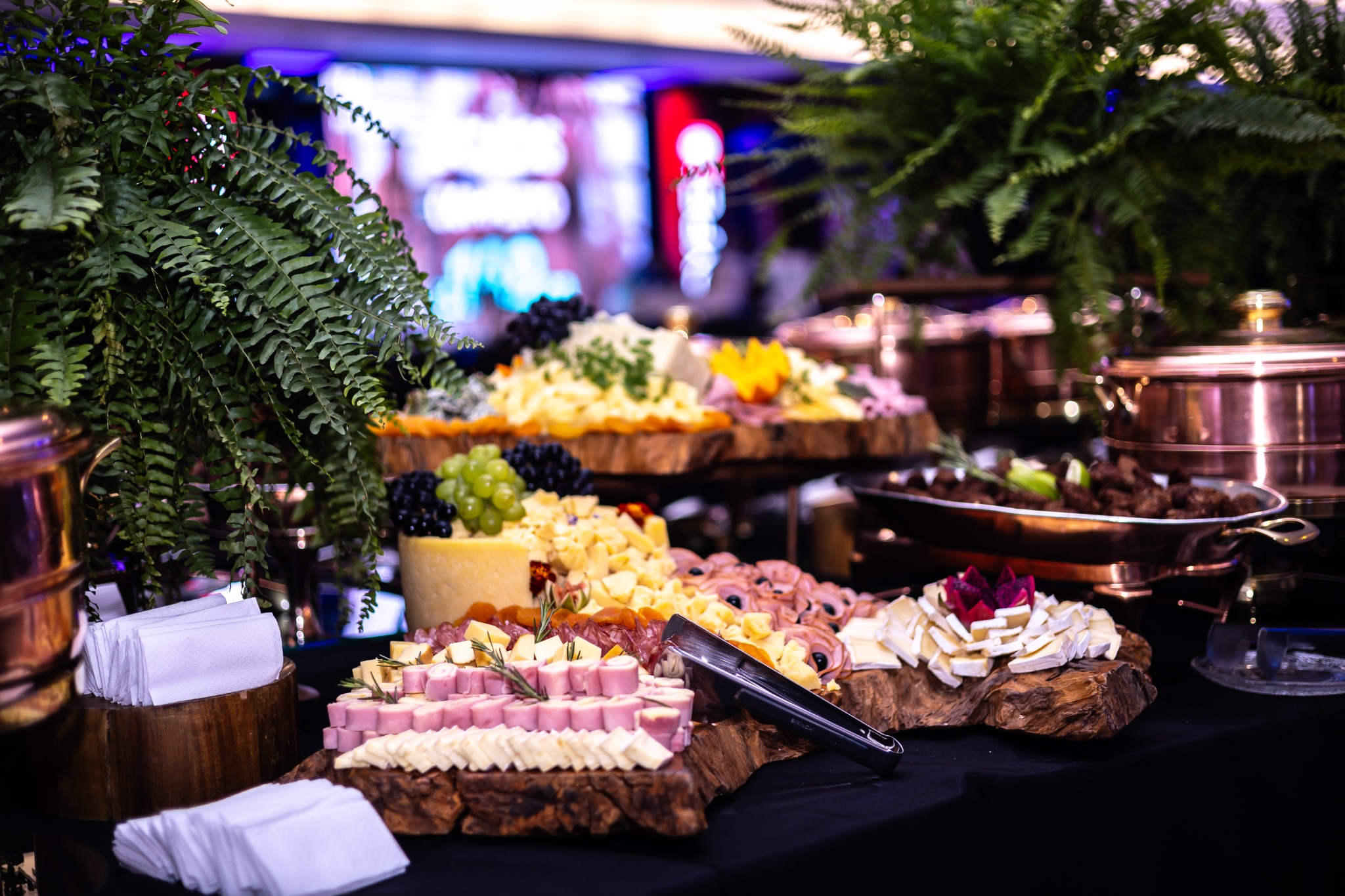 Mesa de buffet preparada para receber os participantes.