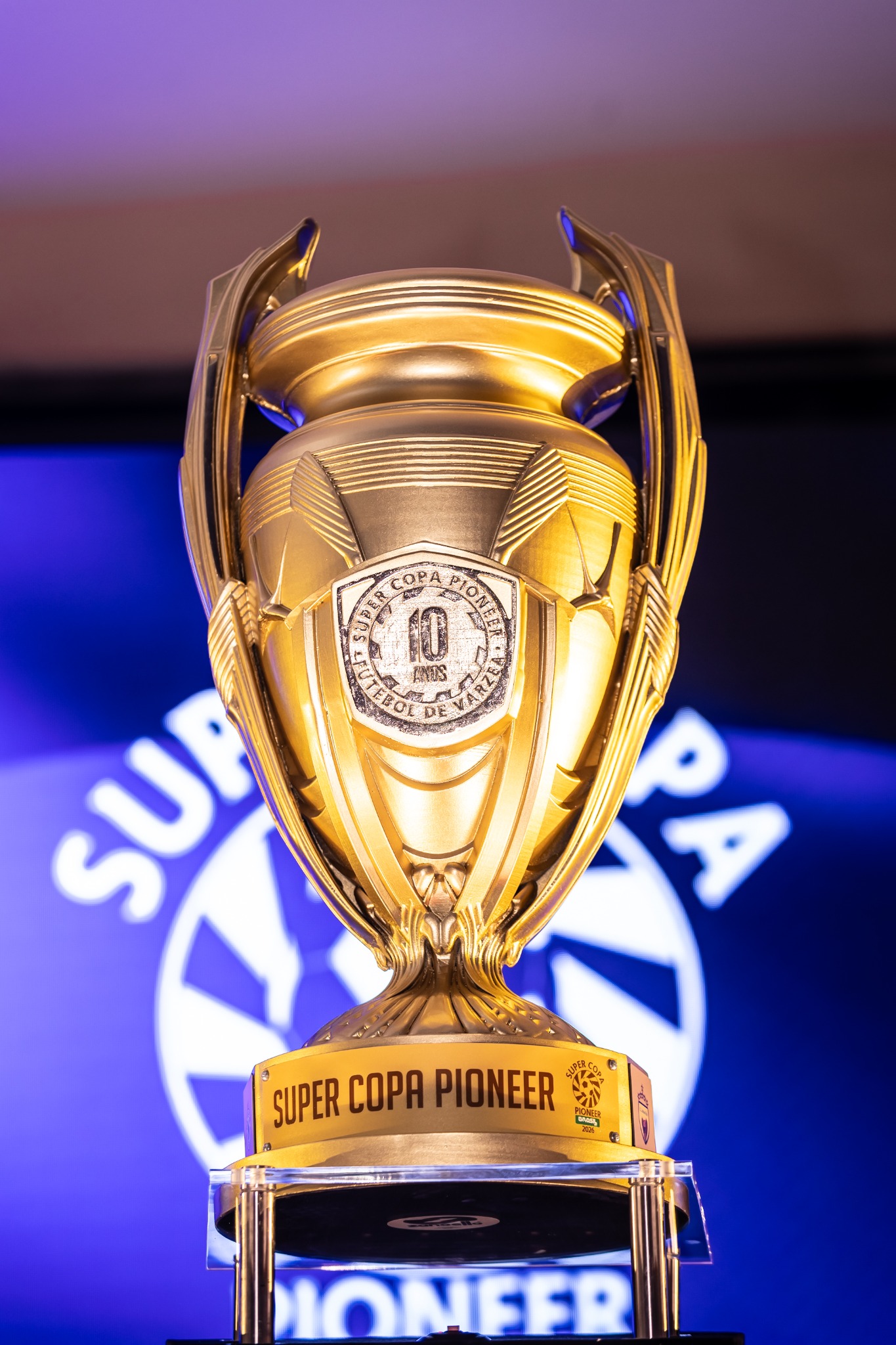 Detalhe do troféu da competição apresentado no evento.