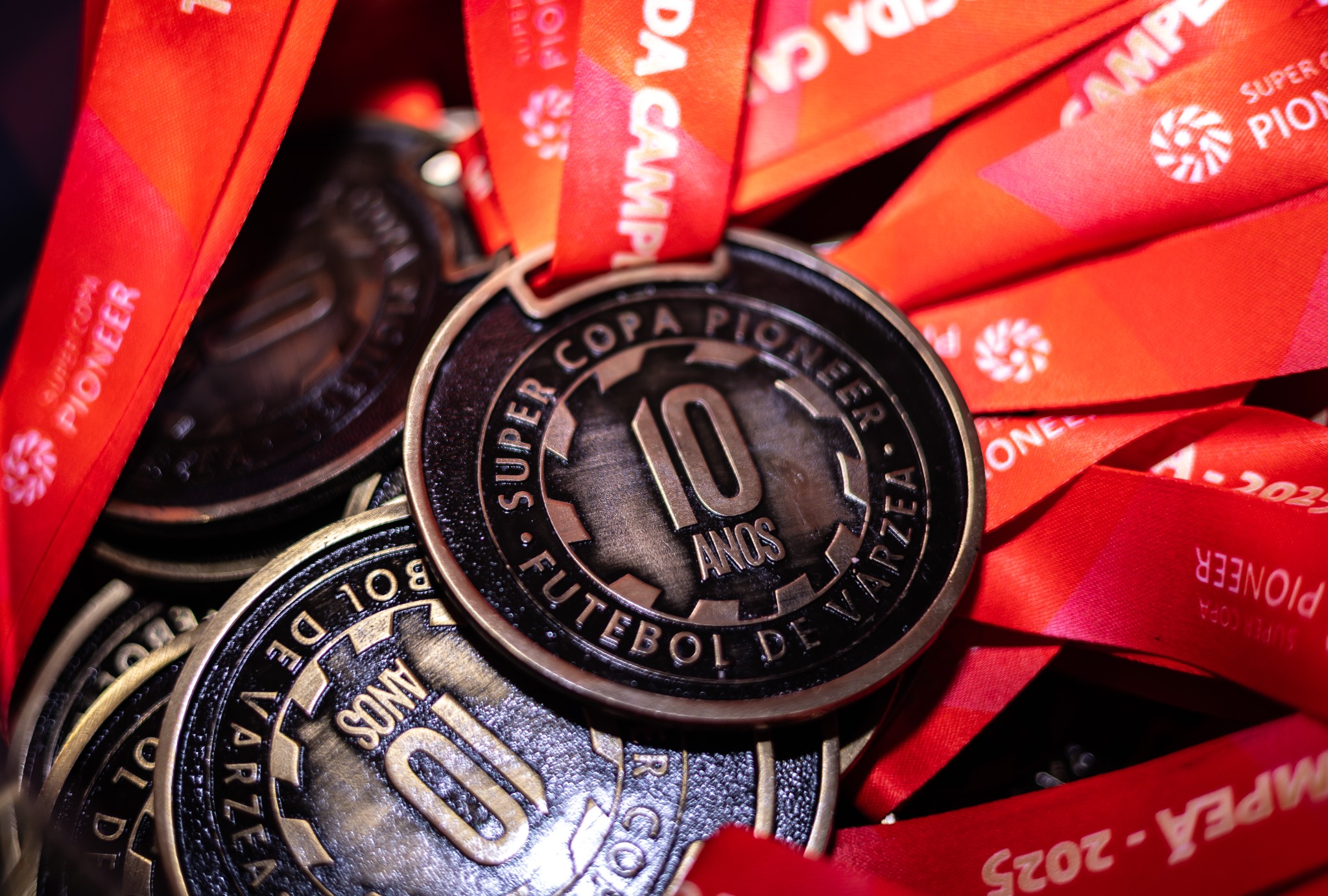 Medalhas e fitas reunidas em um registro de detalhe.