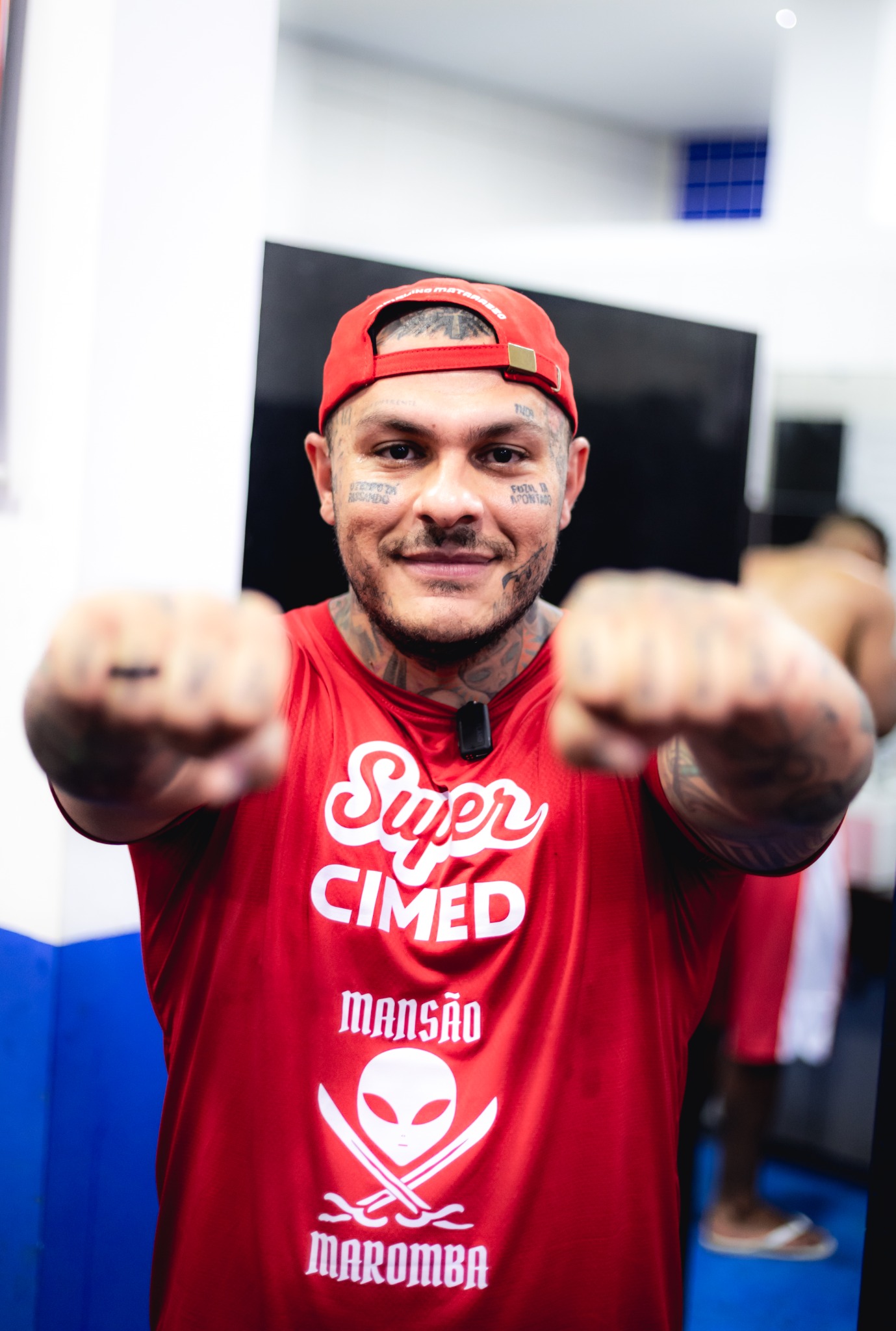 Retrato de um integrante do evento com camiseta vermelha