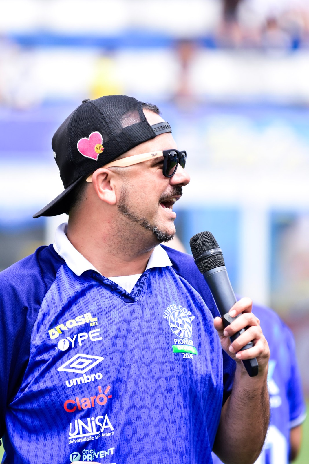 Apresentador com microfone durante a competição