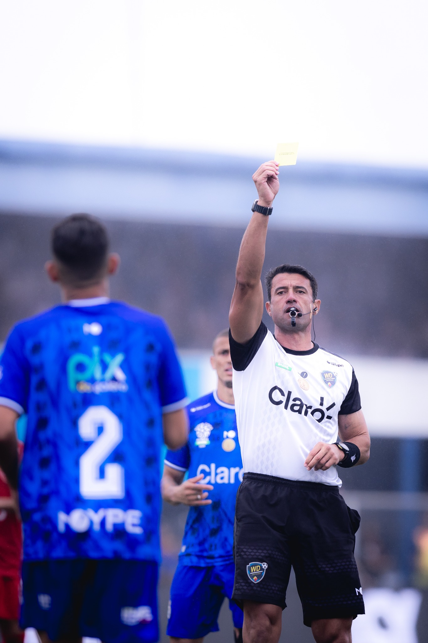 Árbitro e jogador em uma partida da Super Copa Pioneer