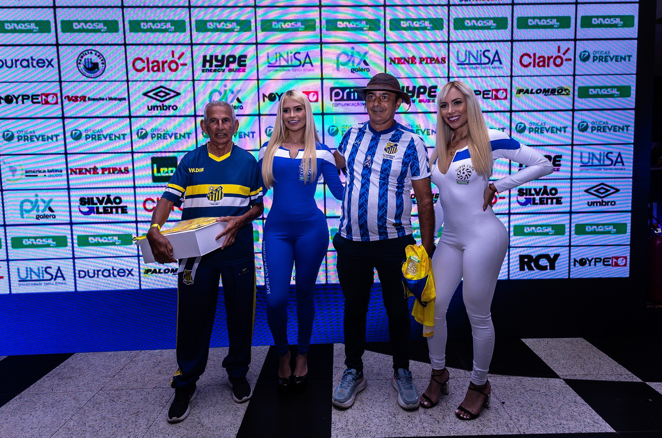 Convidados diante de painel de marcas com o logo PIX DA GALERA visível.