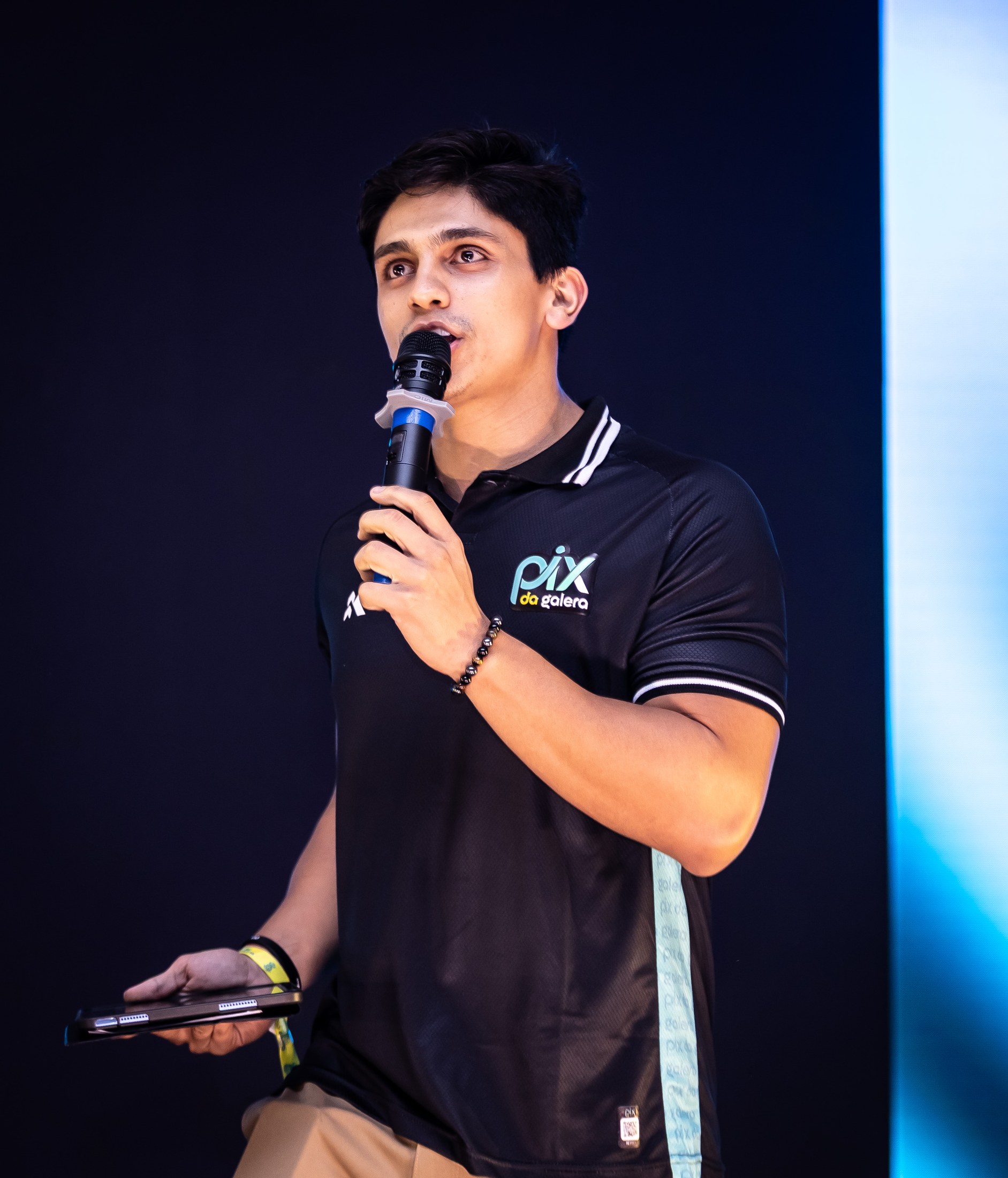Apresentador com camiseta PIX DA GALERA e microfone no Congresso Técnico.