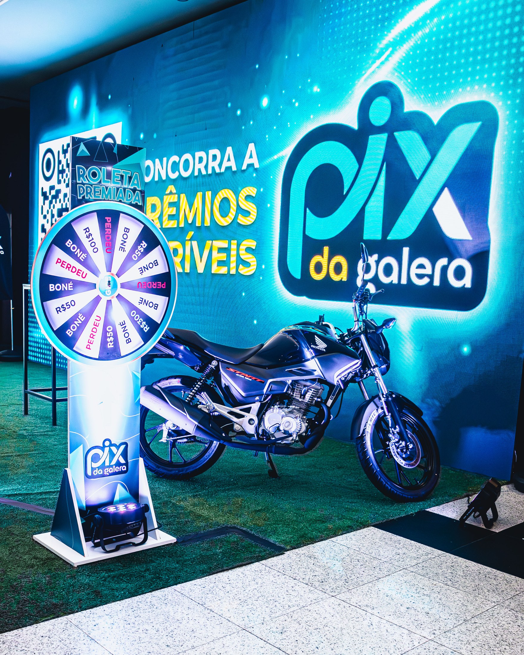 Convidado em camiseta PIX DA GALERA em registro do Congresso Técnico.