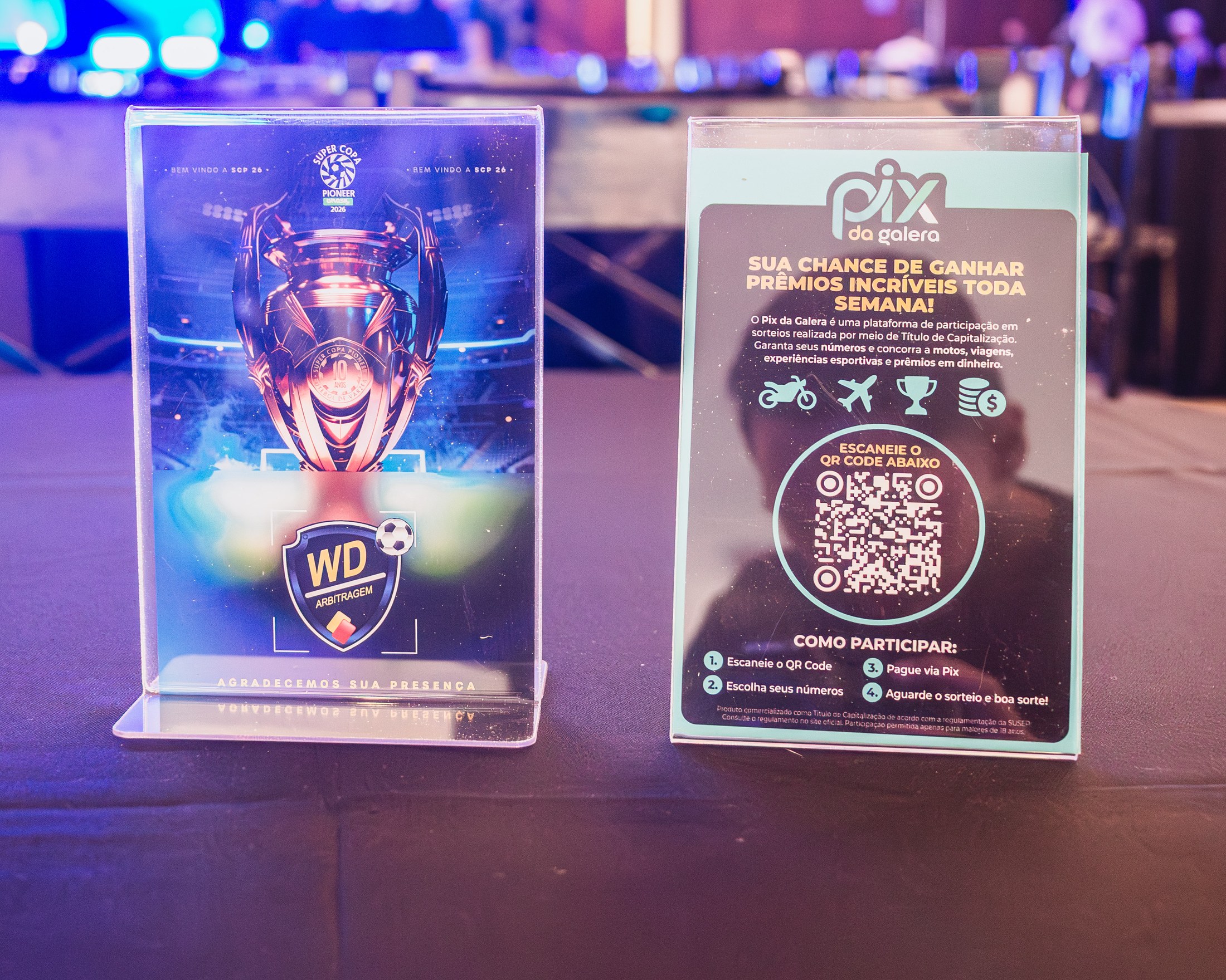Painéis com identidade PIX DA GALERA e QR code no evento.