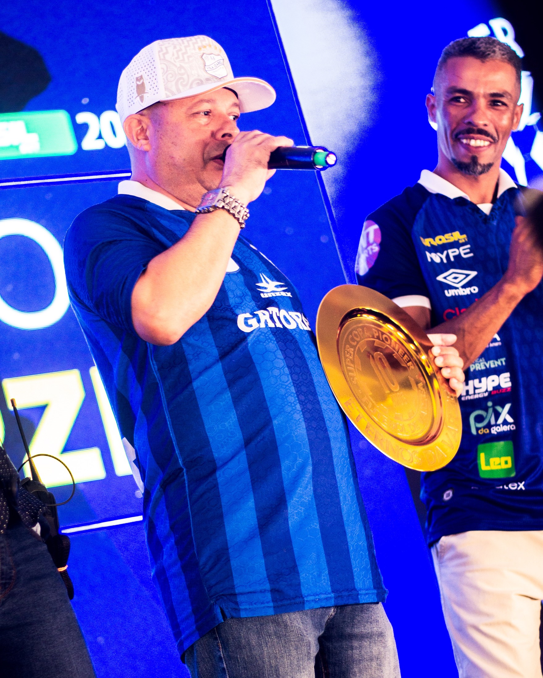 Convidados com taça e camiseta PIX DA GALERA no palco.
