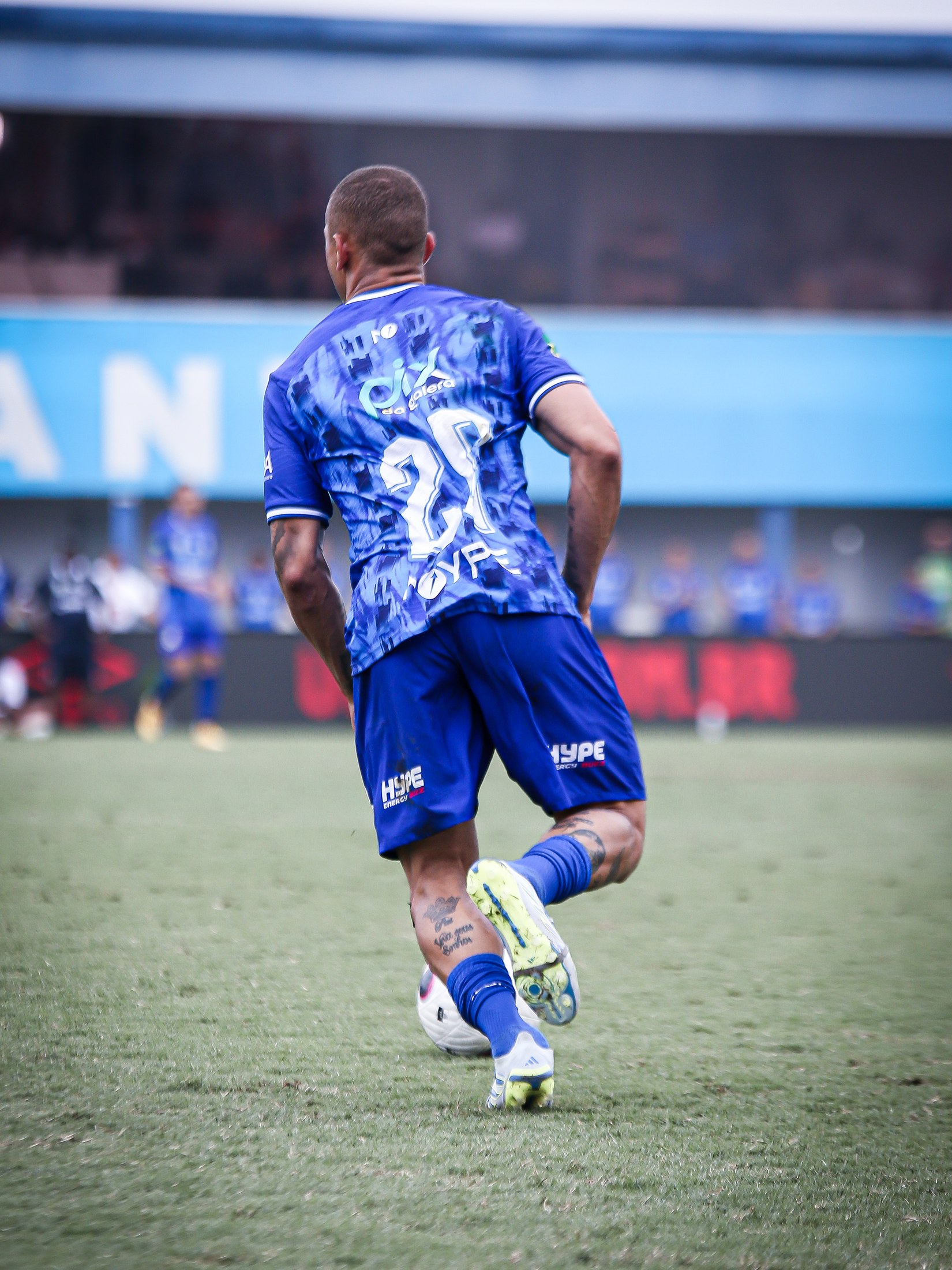 Jogador de costas em lance da final; PIX DA GALERA está visível na camisa azul.