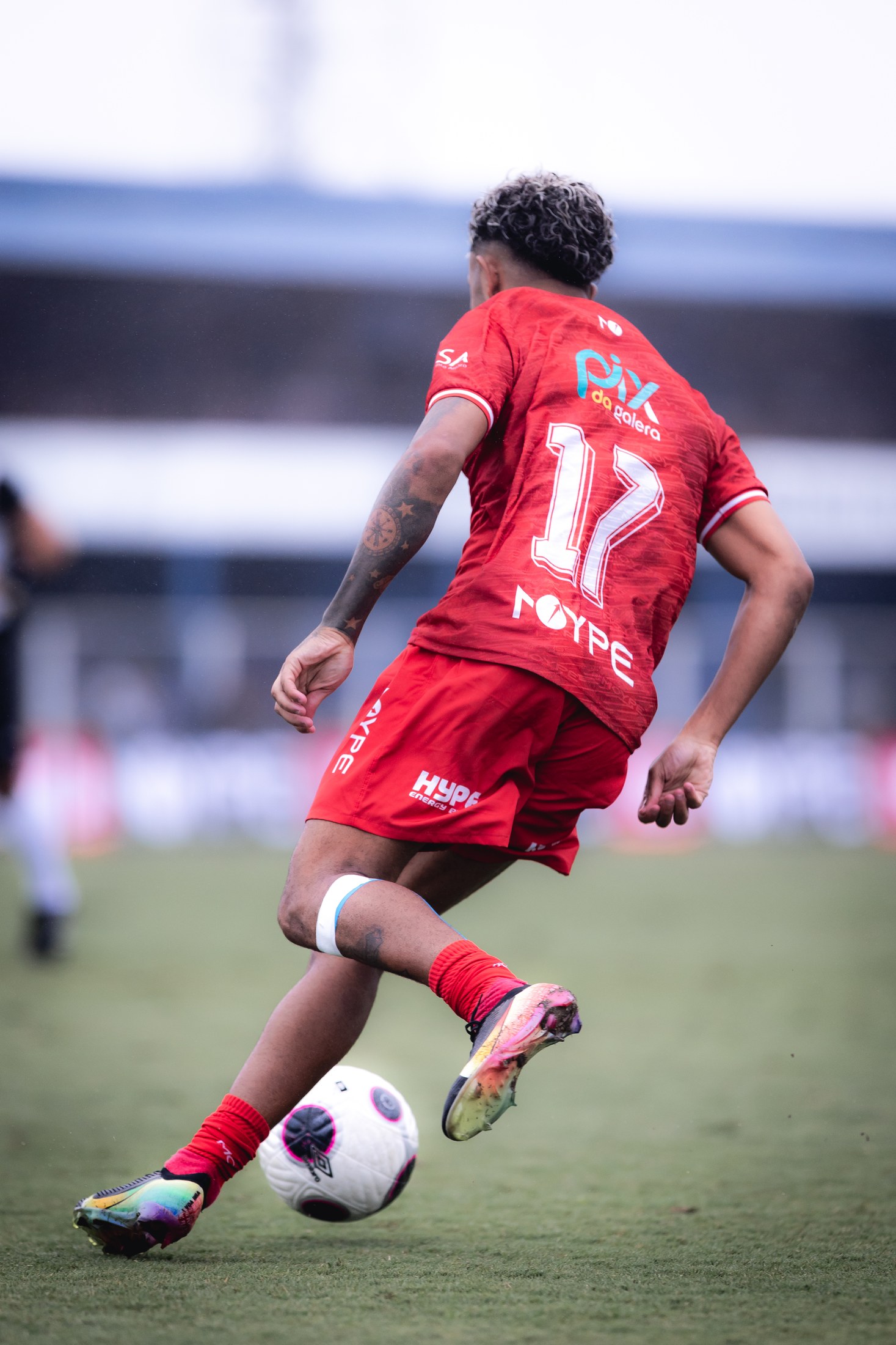 Atleta em ação de jogo com PIX DA GALERA legível nas costas do uniforme.