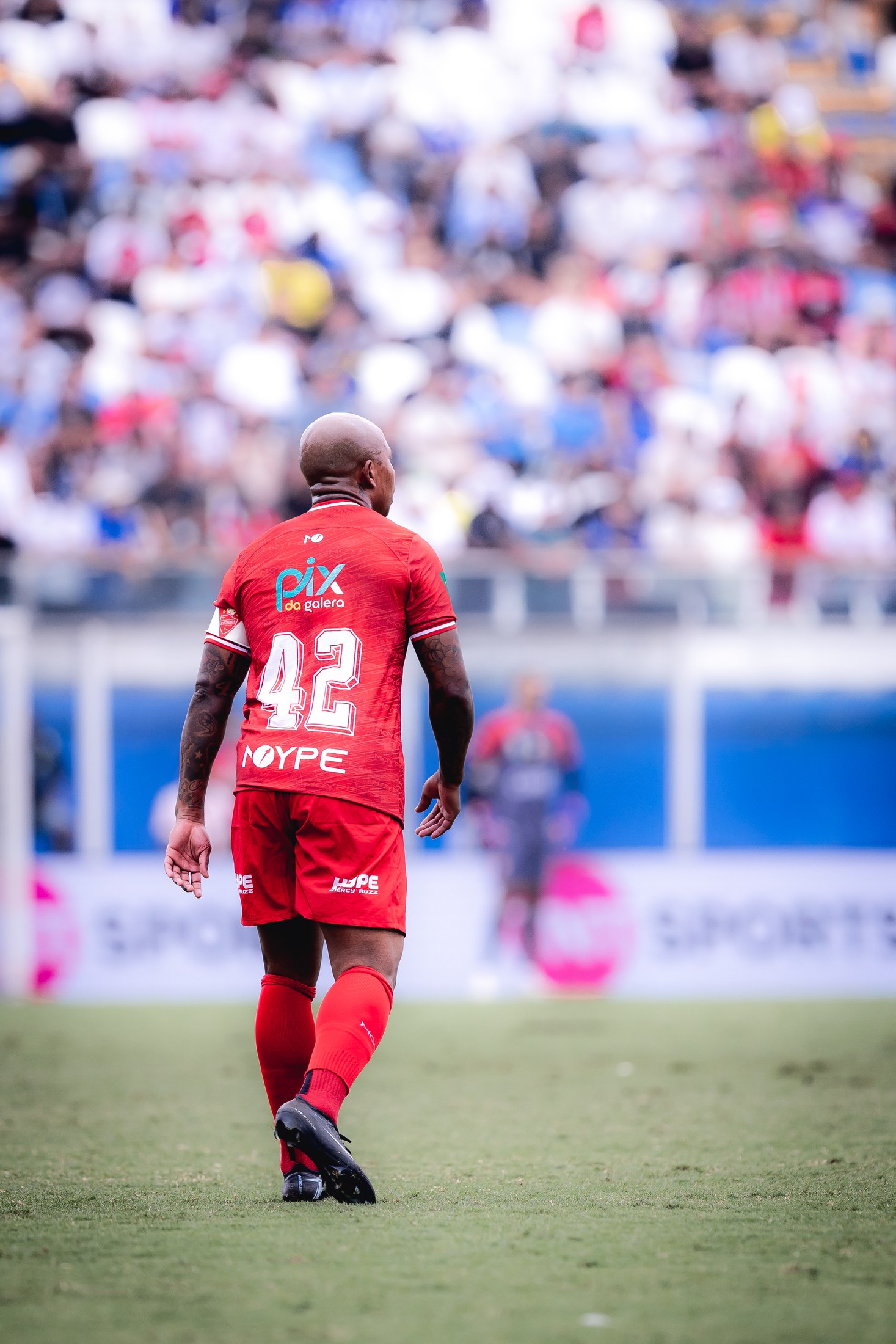 Jogador avança em campo com o logo PIX DA GALERA destacado nas costas.