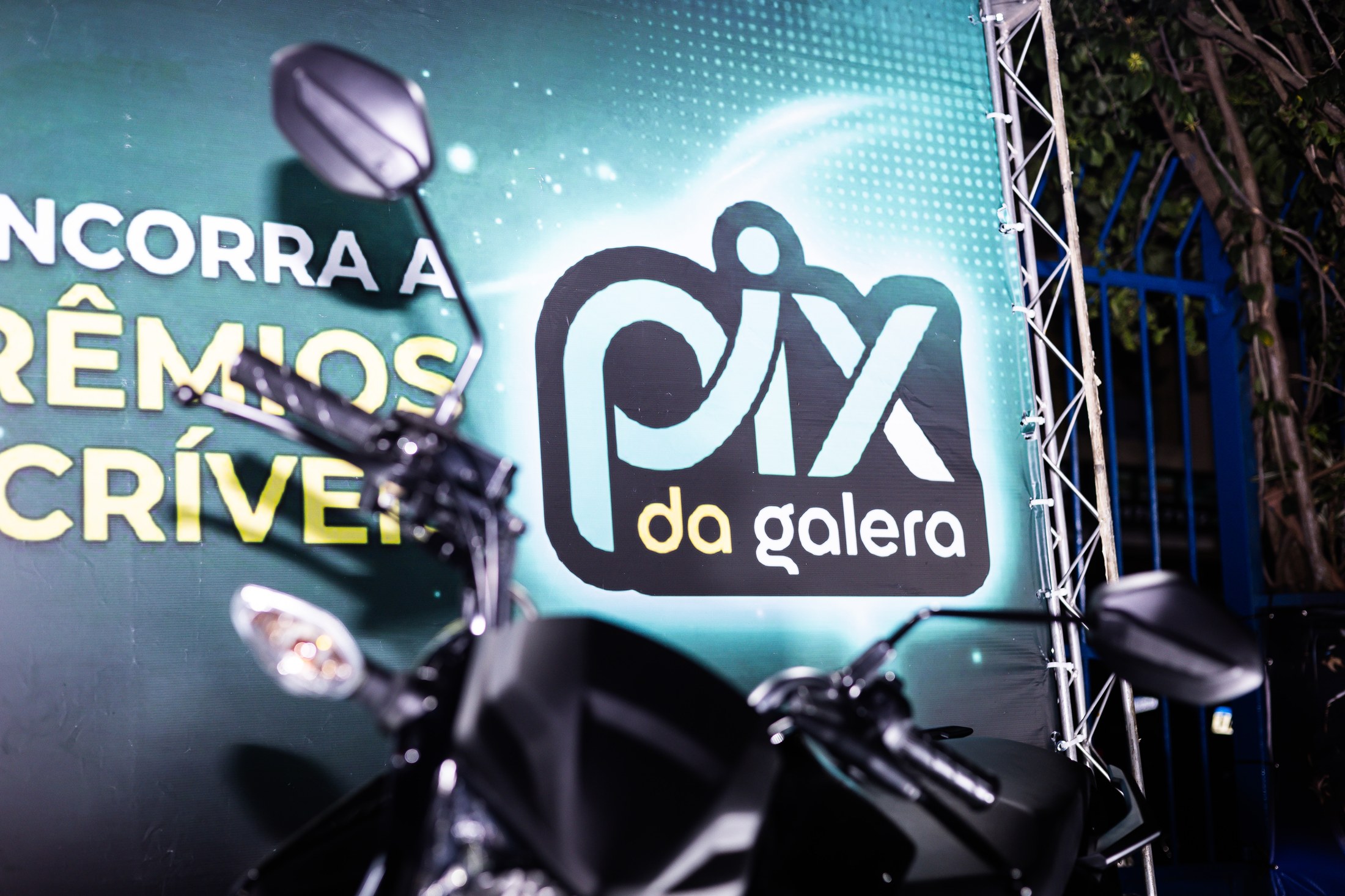 Detalhe do painel PIX DA GALERA com chamada para prêmios durante a abertura da temporada.
