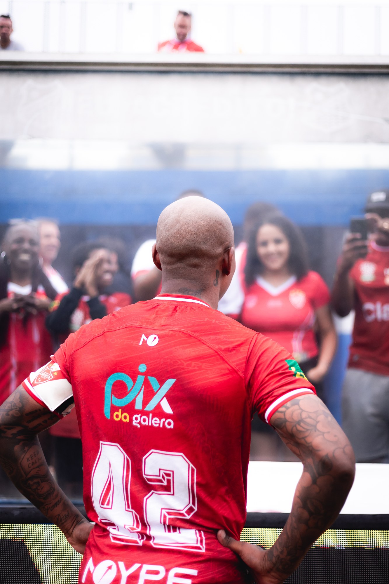 Detalhe da marca estampada nas costas do uniforme do jogador durante a competição.