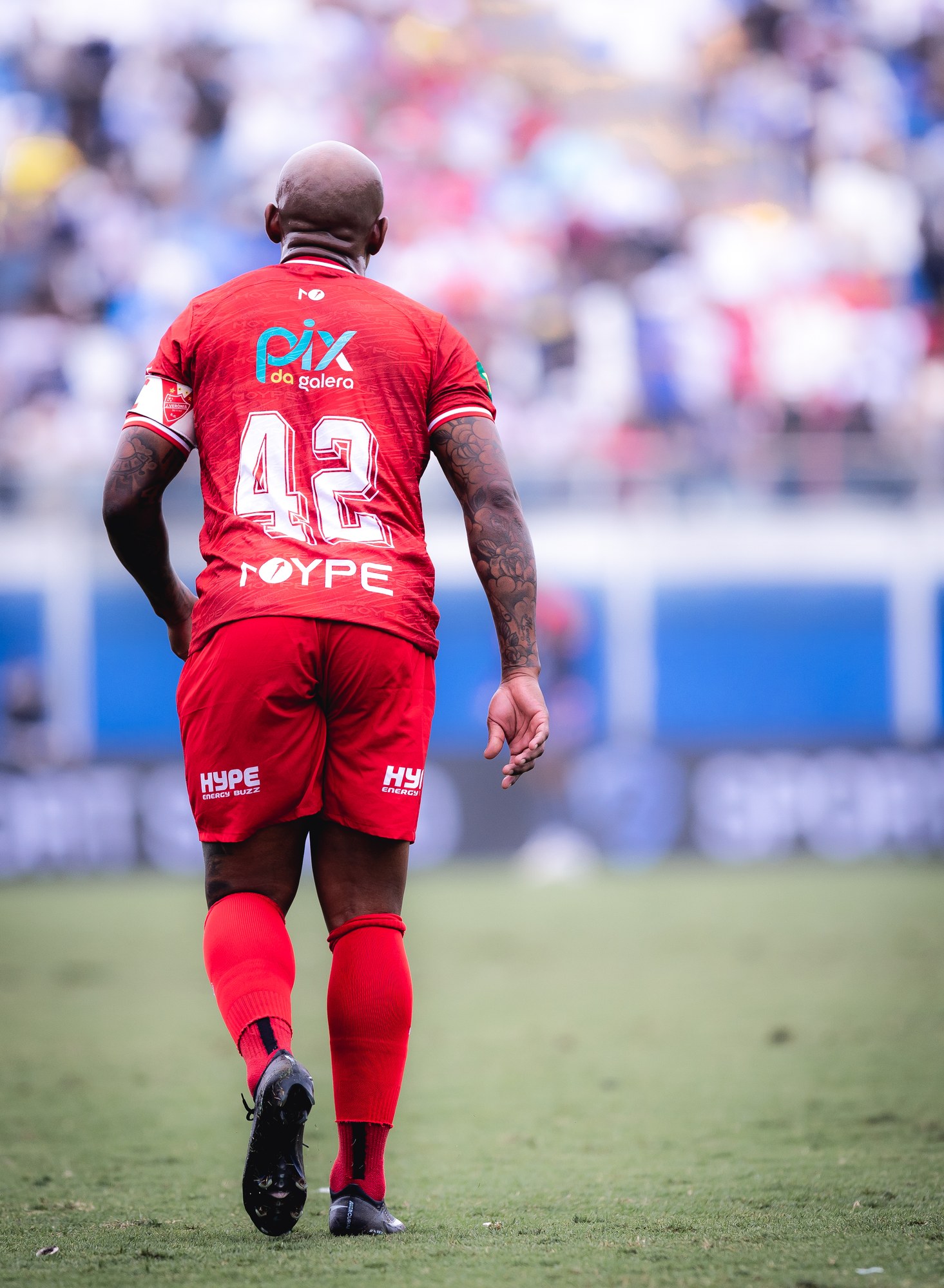 Registro de um jogador em campo com o logotipo da PIX DA GALERA visível nas costas da camisa.