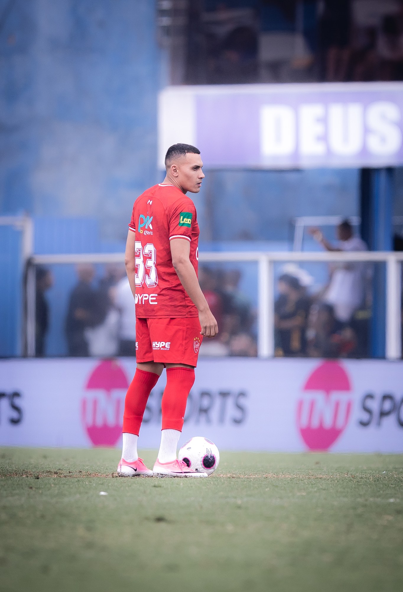 Jogador da equipe disputa a bola usando o uniforme vermelho da temporada PIX DA GALERA.