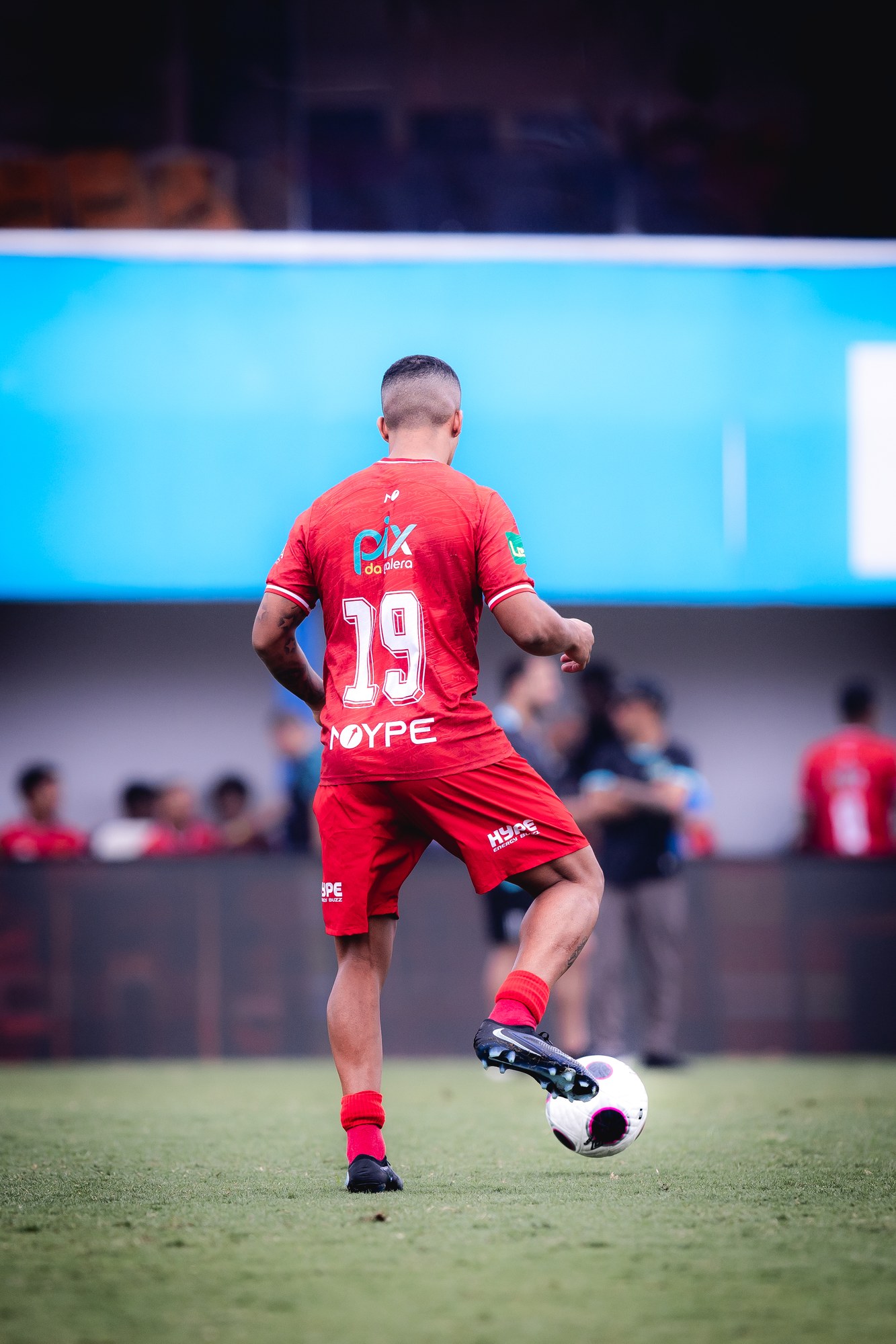 Jogador avança com a bola; a marca PIX DA GALERA aparece nas costas do uniforme.