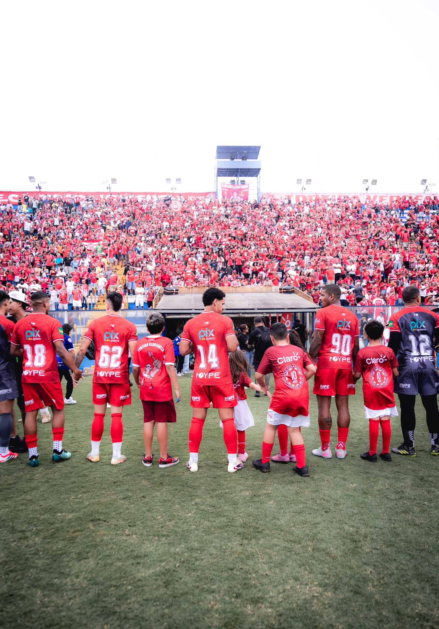 Jogadores alinhados em campo, com o logotipo da PIX DA GALERA repetido nas camisas.