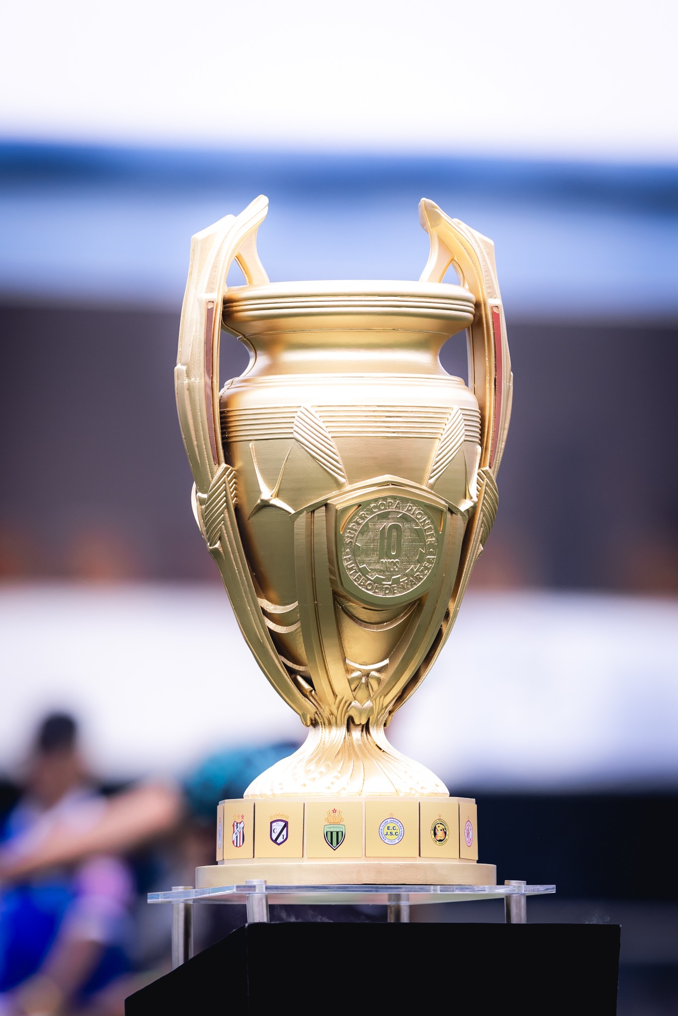 Troféu dourado da Super Copa Pioneer em destaque